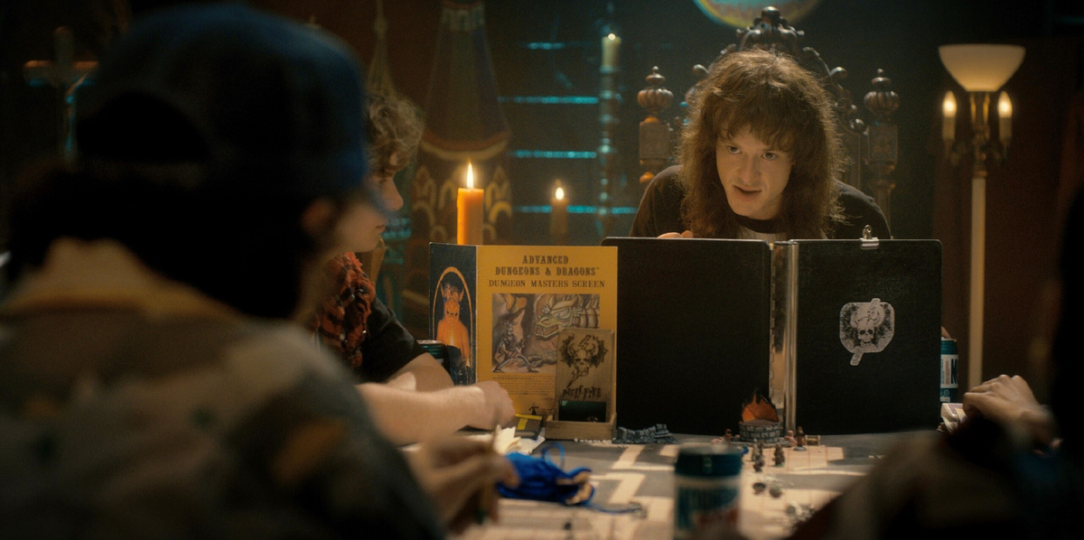 Вот так выглядит гейм-мастер, ведущий игровую сессию: обложившись руководствами, он постоянно должен что-то подсчитывать и записывать.