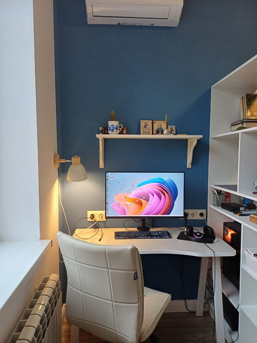 Рабочий "кабинет" расположен возле окна, чтобы естественный свет проникал с правой стороны. Фото автора