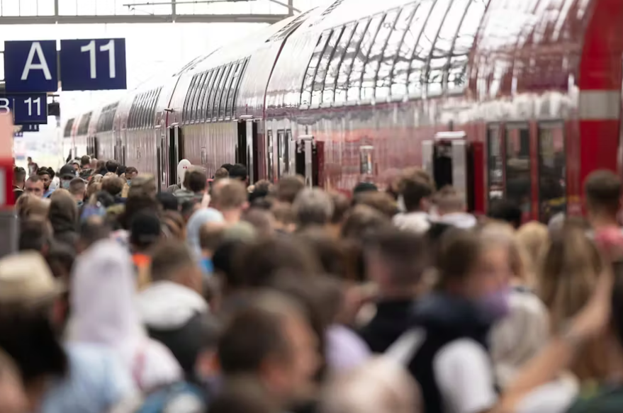 Если вы не хотите платить ещё больше за проезд по железной дороге, вы пересаживаетесь на региональный транспорт и таким образом оказываетесь в центре повседневной жизни Германии © Sebastian Gollnow