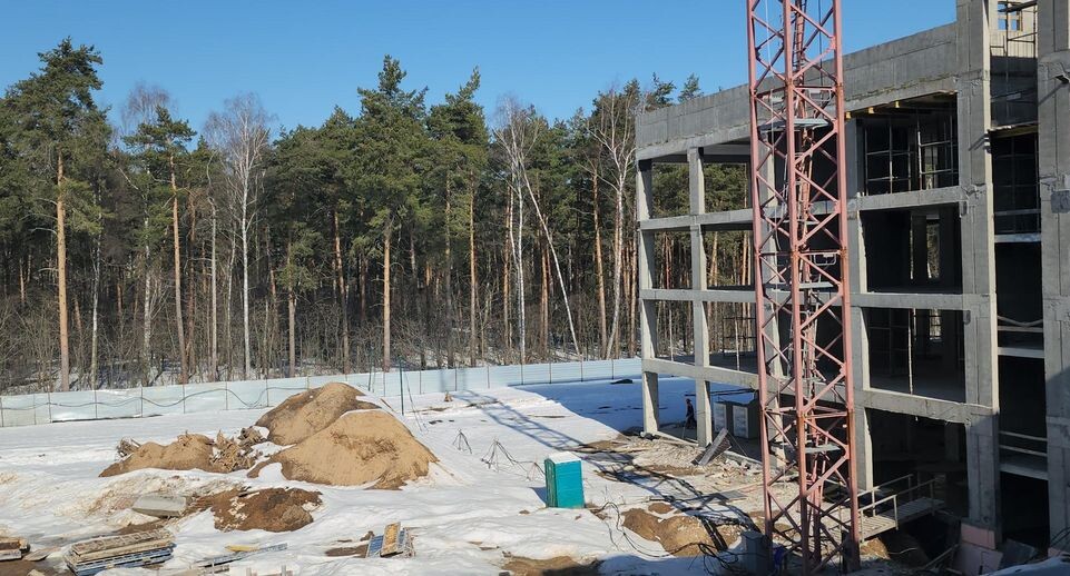    В посёлке Октябрьский городского округа Люберцы продолжается строительство нового образовательного комплекса рядом с лесопарковой зоной. / Наталья Лымарь