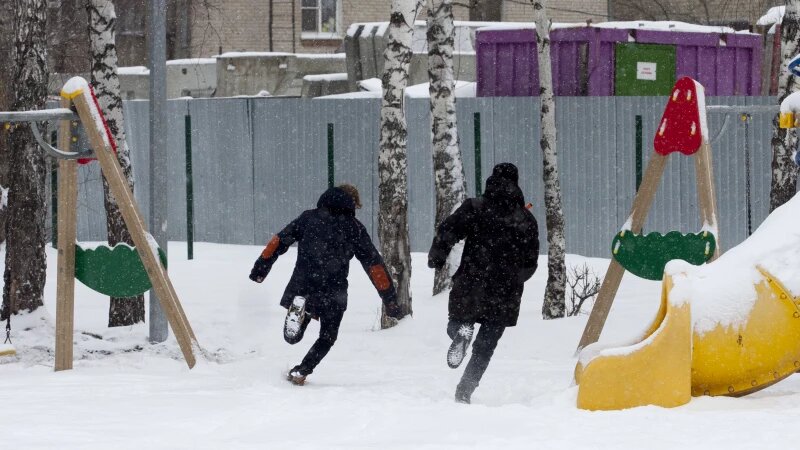     Дети бегут, дети играют. Анна Зайкова