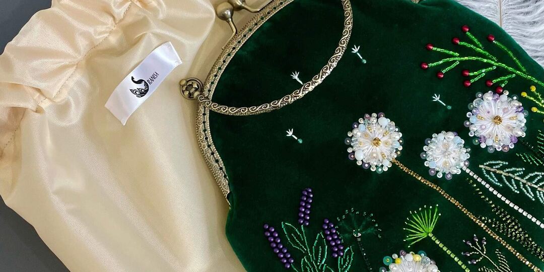 Вышивка бисером на текстуре