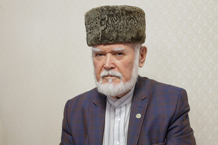    Среди гостей был замечен народный писатель РТ Рабит Батулла. Он с гордостью рассказал, что соблюдал пост все дни Рамадана, Аллах уберег его от болезней, ведь главное — это внутреннее намерение