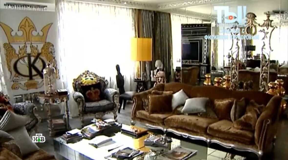 На фото: Золоченые колонны и роскошь ЖК «Филипповский». Теперь эта история выставлена на продажу.