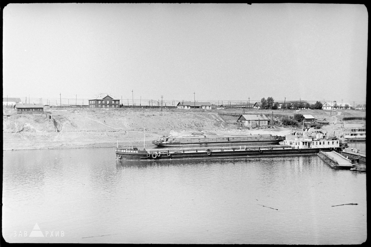 Так выглядел сухогрузный теплоход "Арзамас" до модернизаций, в ходе которых он получил круглые иллюминаторы надстройки и упоры для толкания барж 