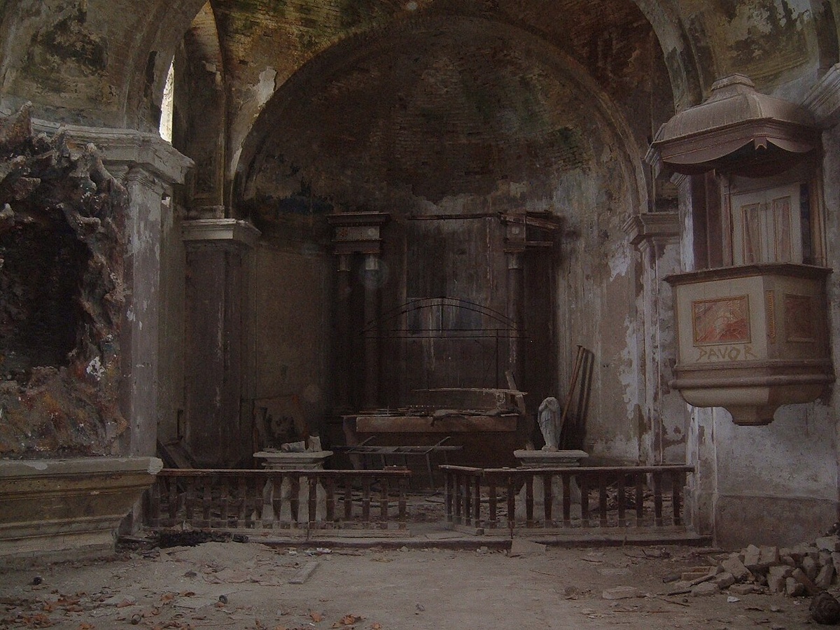     Заброшенная католическая церковь   
(cc) Czinitz