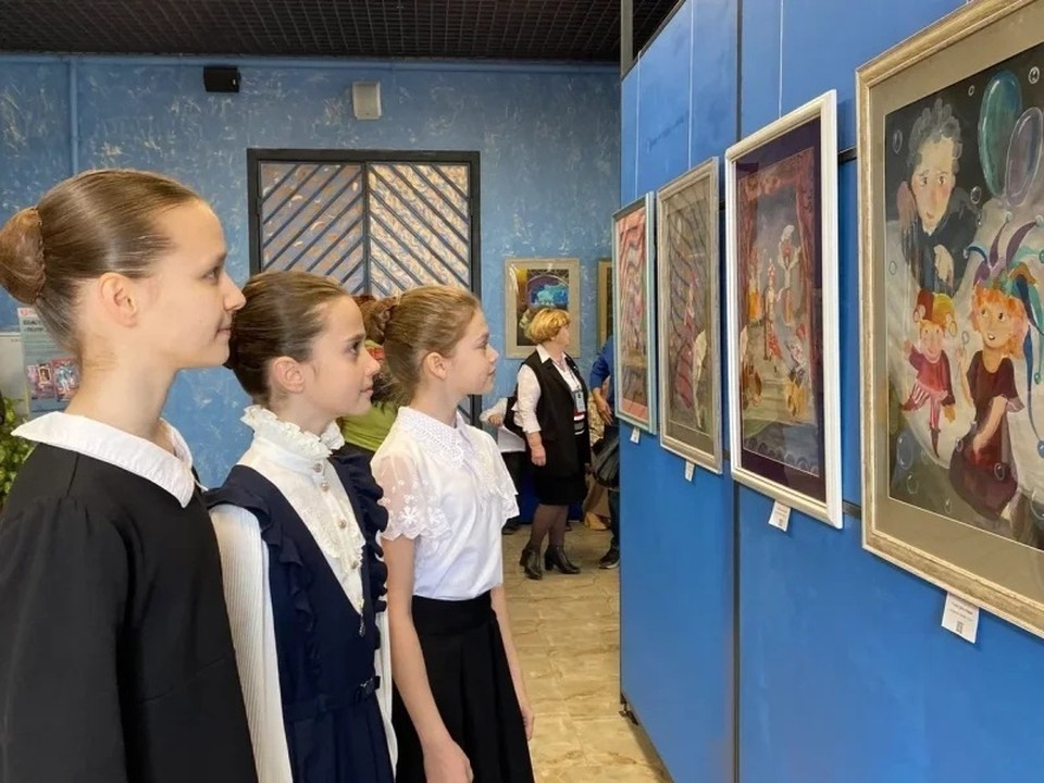    В числе первых произведения оценили сверстники художников. Фото: sev.gov.ru