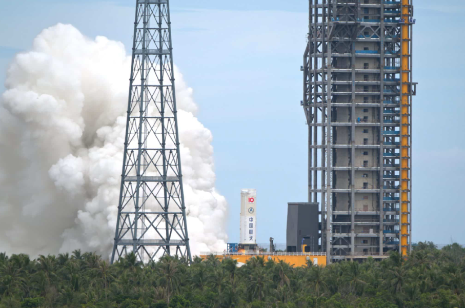 В августе 2025 года сверхтяжёлая китайская ракета «Великий поход-10» прошла первые огневые испытания. Именно ей предстоит вывести пилотируемый корабль к Луне.