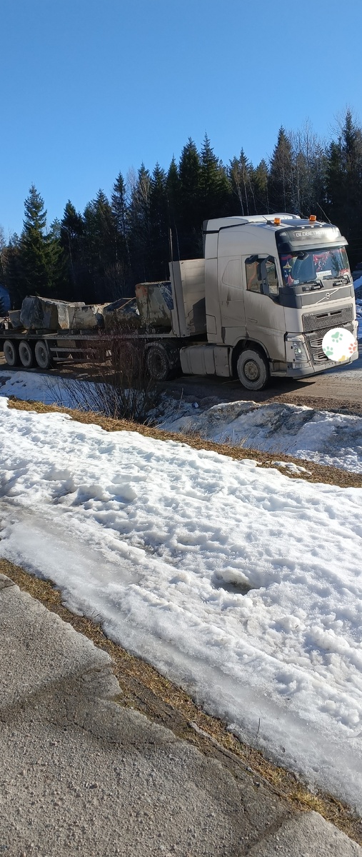 фото сделано 20 марта 2026 года, у нас пока снег, водитель в магазине, а я делаю фото