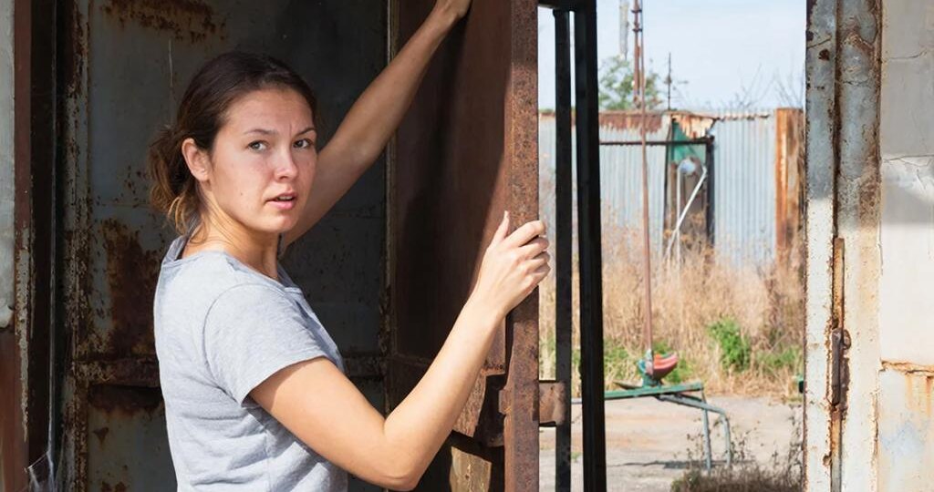 Муж выставил меня за дверь, думал я без него не проживу, но в гараже моего отца был настоящий клад в миллионы рублей