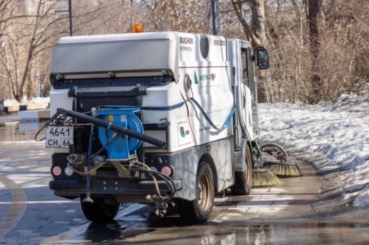    Вакуумную и моечную технику вывели на уборку Екатеринбурга