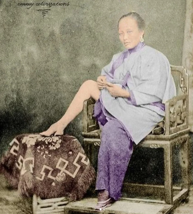 Женщина показывает свои «ножки-лотосы», 1870е.