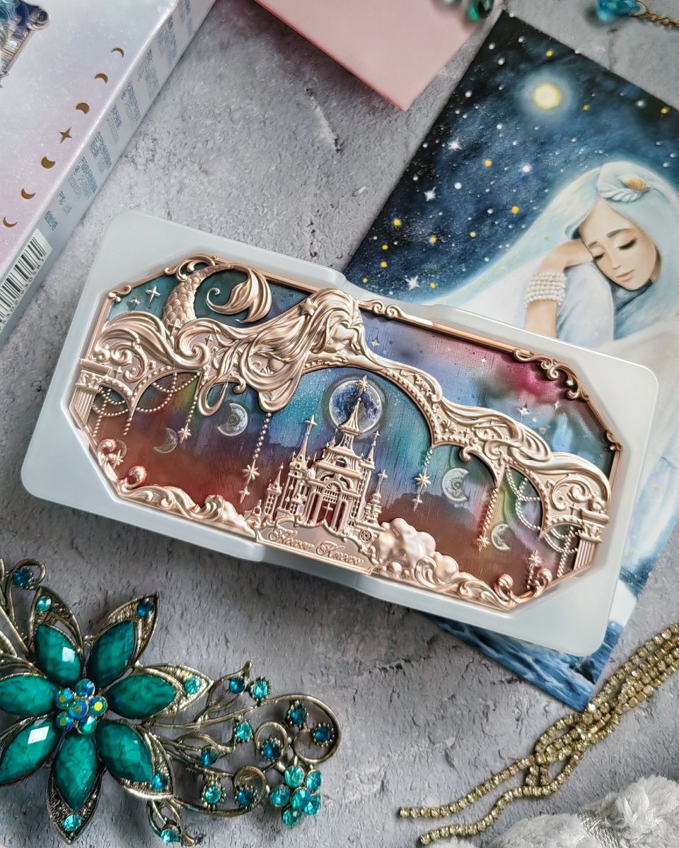 Палетка теней от бренда "Flower Knows" 