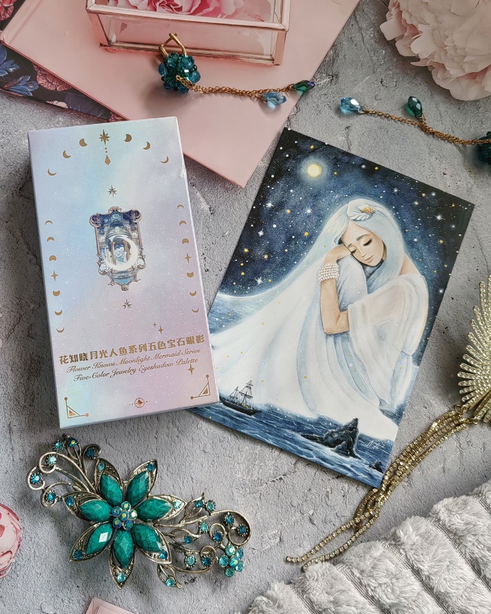 Палетка теней от бренда "Flower Knows", упаковка 