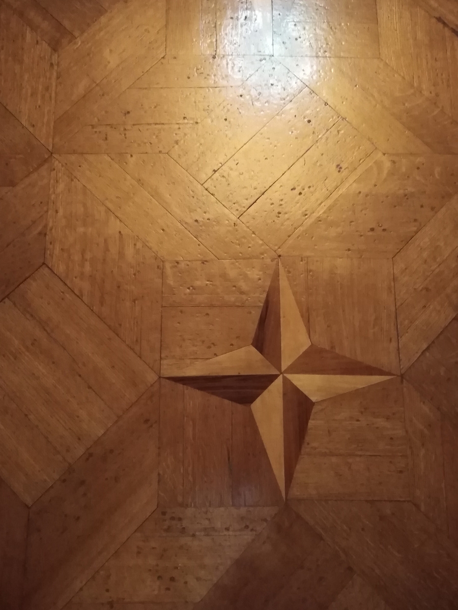Пол в одной из комнат