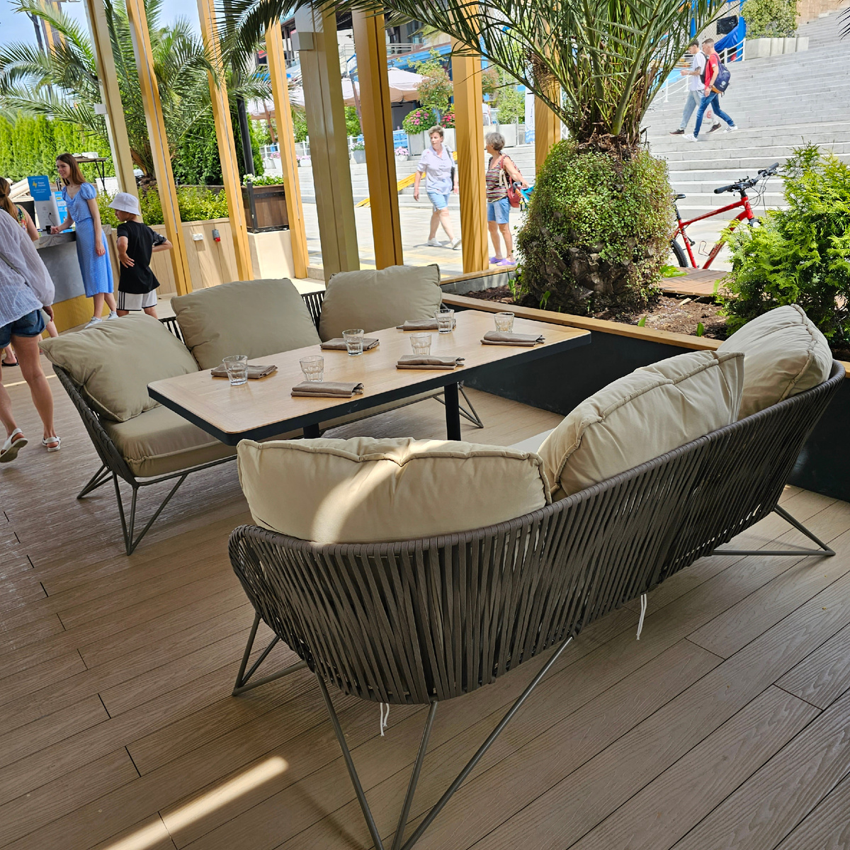 Диван плетеный плоским шнуром в ресторане Мандарин в Адлере г. Сочи