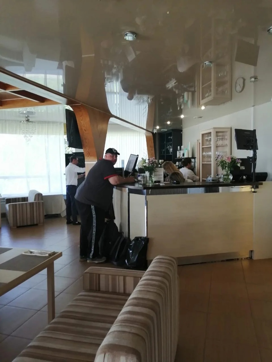 Ресепшен и кафе.