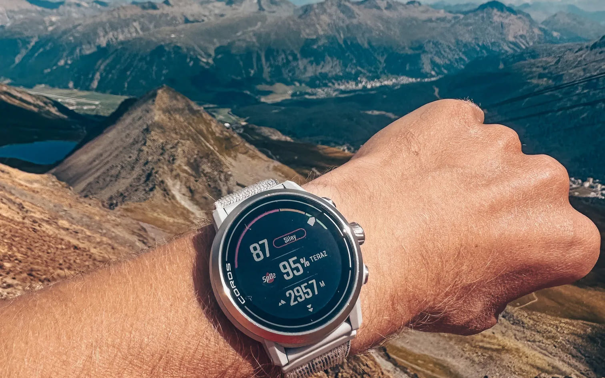 На фото: часы Coros Apex 2