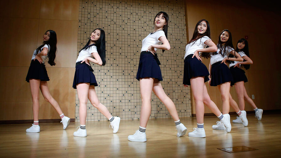 Участницы K-pop группы GFriend во время репетиции в Сеуле, 2014 год / Kim Hong-Ji/Reuters   📷