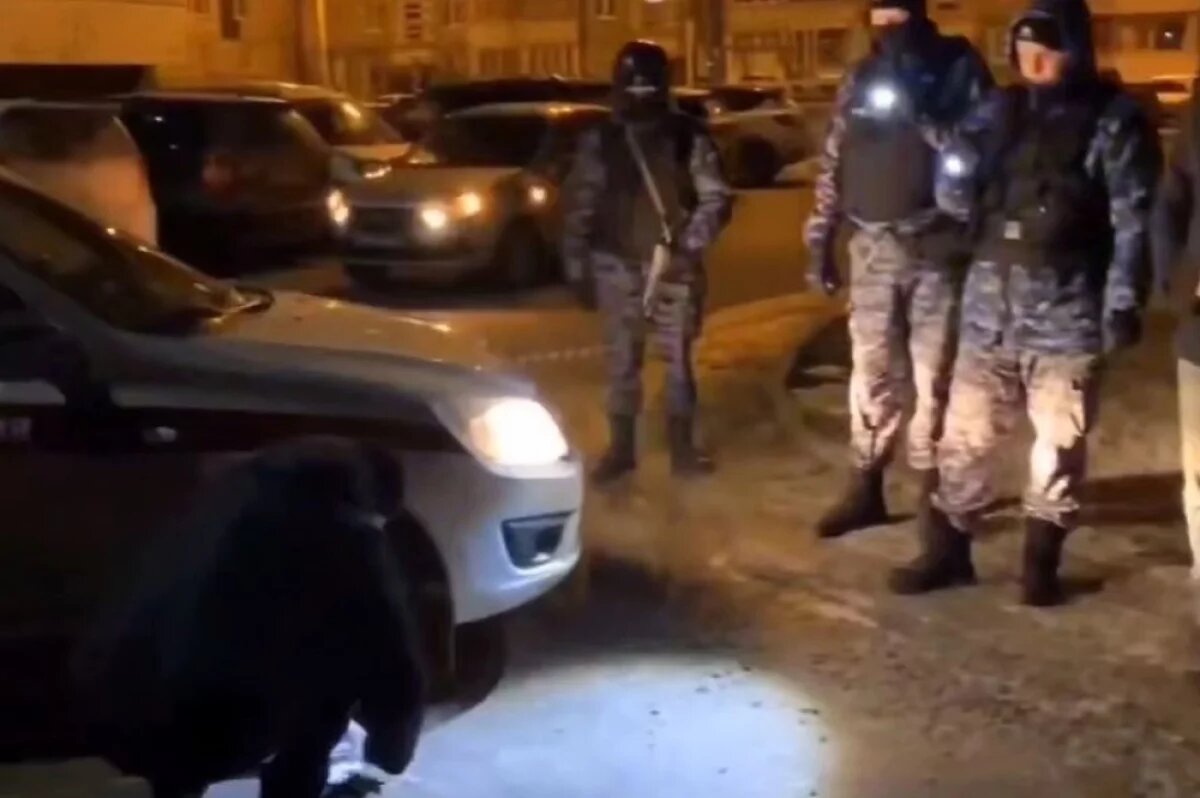    Житель Шелехова бросил наркотики в снег на глазах у сотрудников Росгвардии