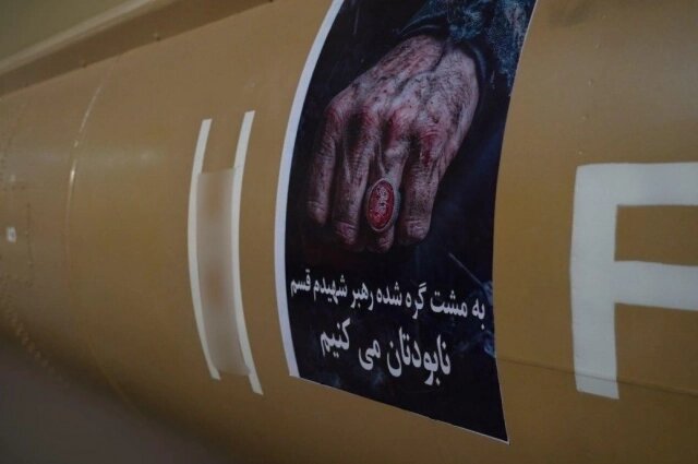    Фото руки Хаменеи на ракете Фото: Агентство IRNA