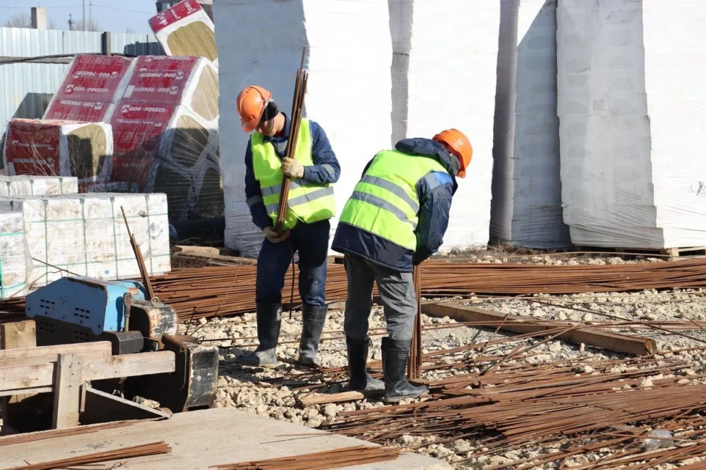    На объекте строительства детской городской поликлиники. Фото пресс-службы администрации края.