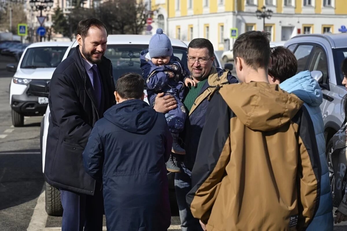    Виталий Королев вручил многодетным семьям ключи от новых авто