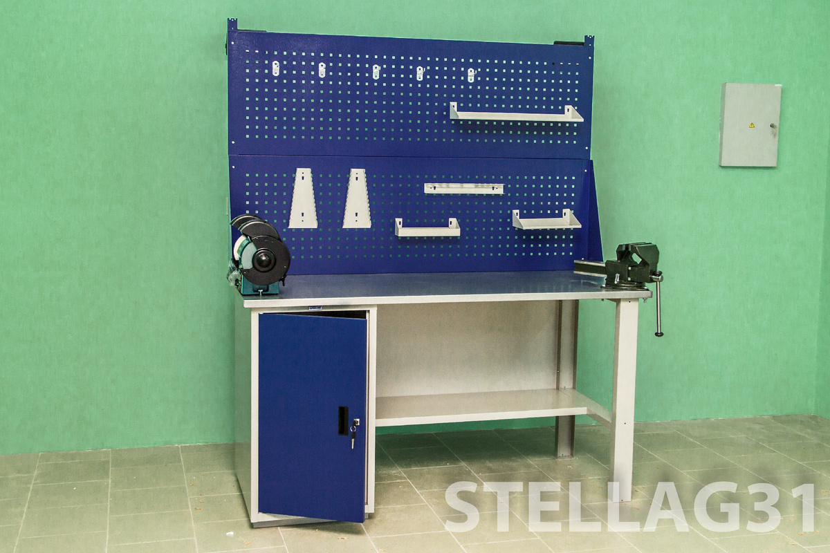 верстак с тубмой и двумя экранами, оснащен инструментами для гаража.