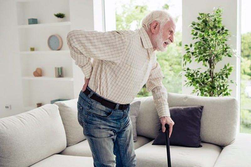 Боль в спине отдаёт в ногу — что происходит внутри и как это остановить