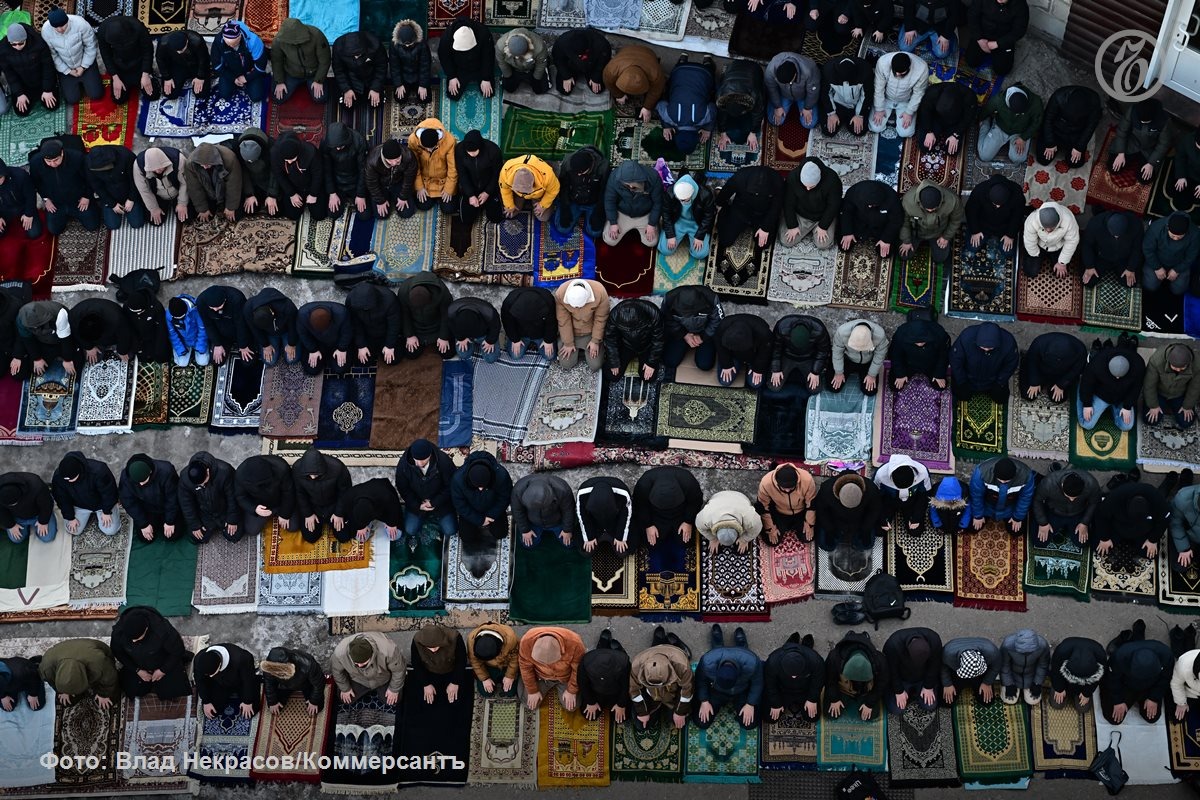 Мусульмане во время молитвы на площади у Соборной мечети Красноярска