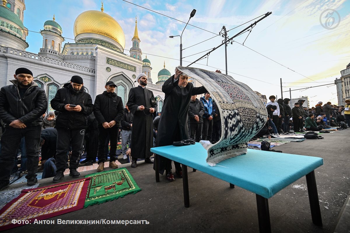 Мусульмане у Московской Соборной мечети