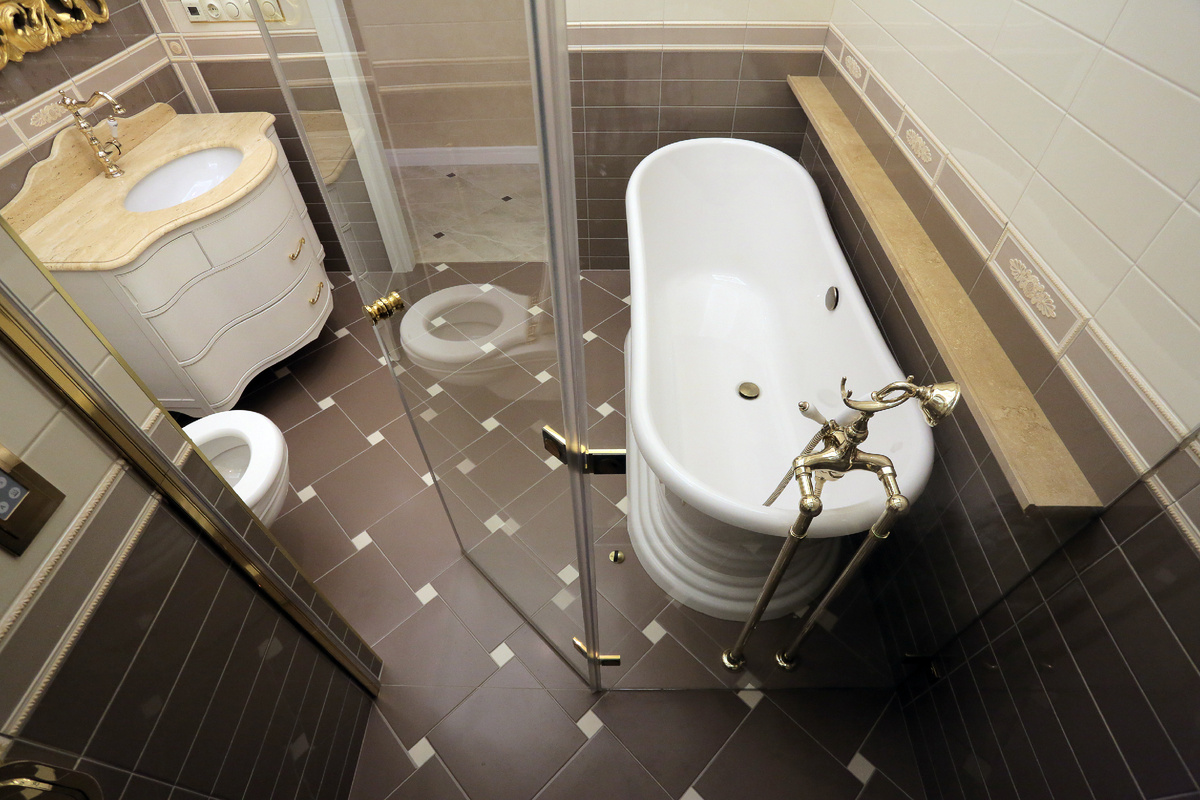 Пол с подогревом - то, что необходимо этой ванной комнате, а еще лучше - с умным домом