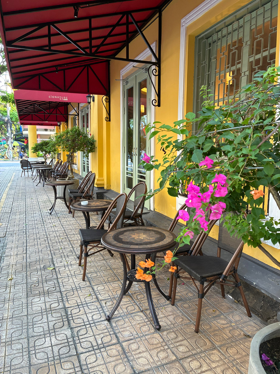 Кафе рядом с нашим домом. Фото автора