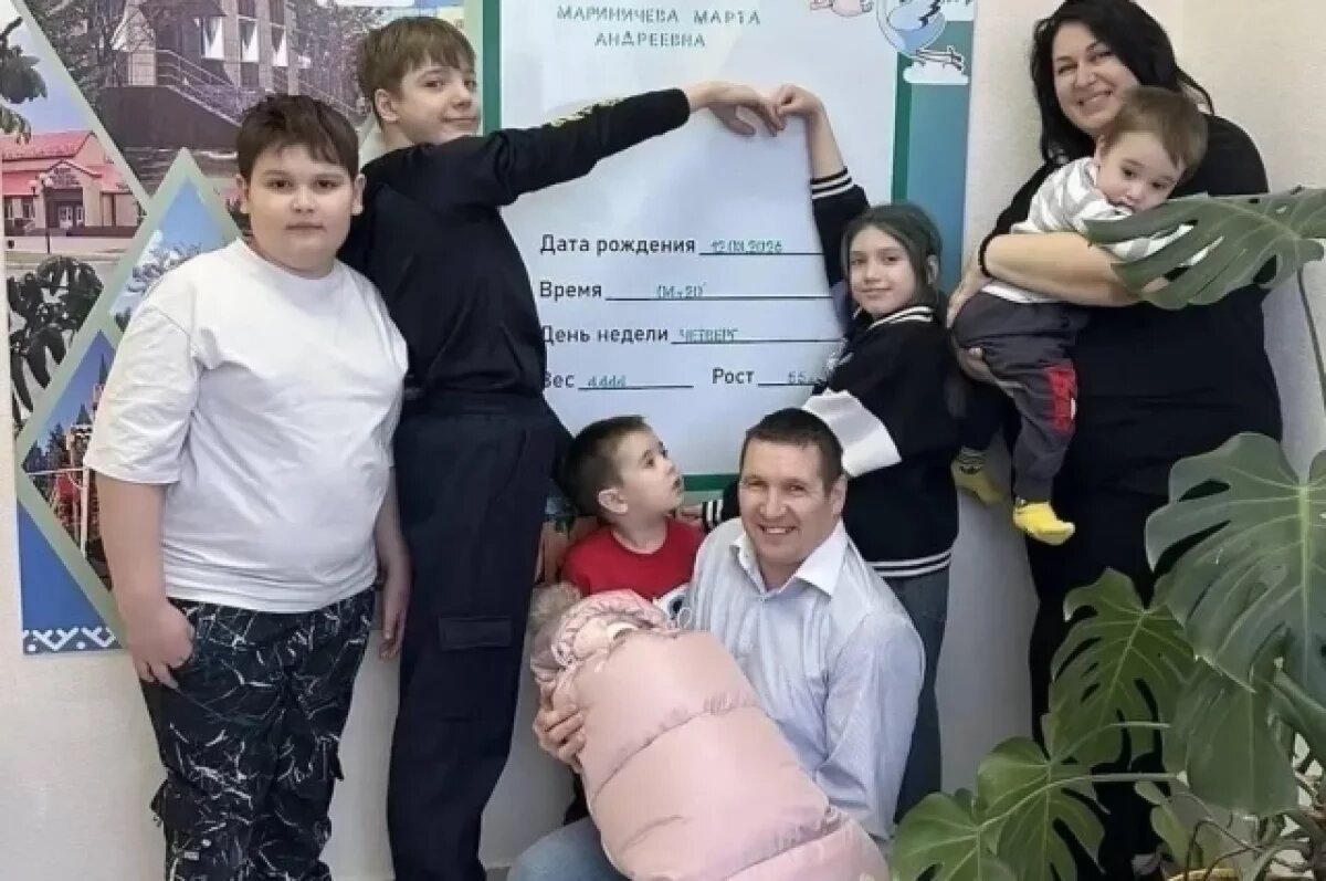    Счастливая семья на выписке в роддоме.