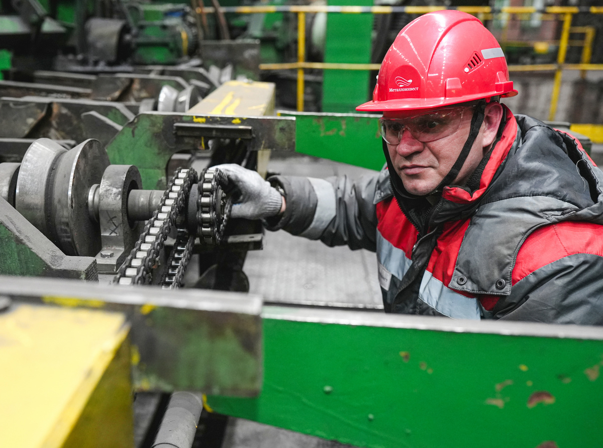 Одна из идей ремонтника — в работе: редуктор и карданный вал удалось заменить простой цепной передачей. Фото: Александр Белашов / «Медиацентр»