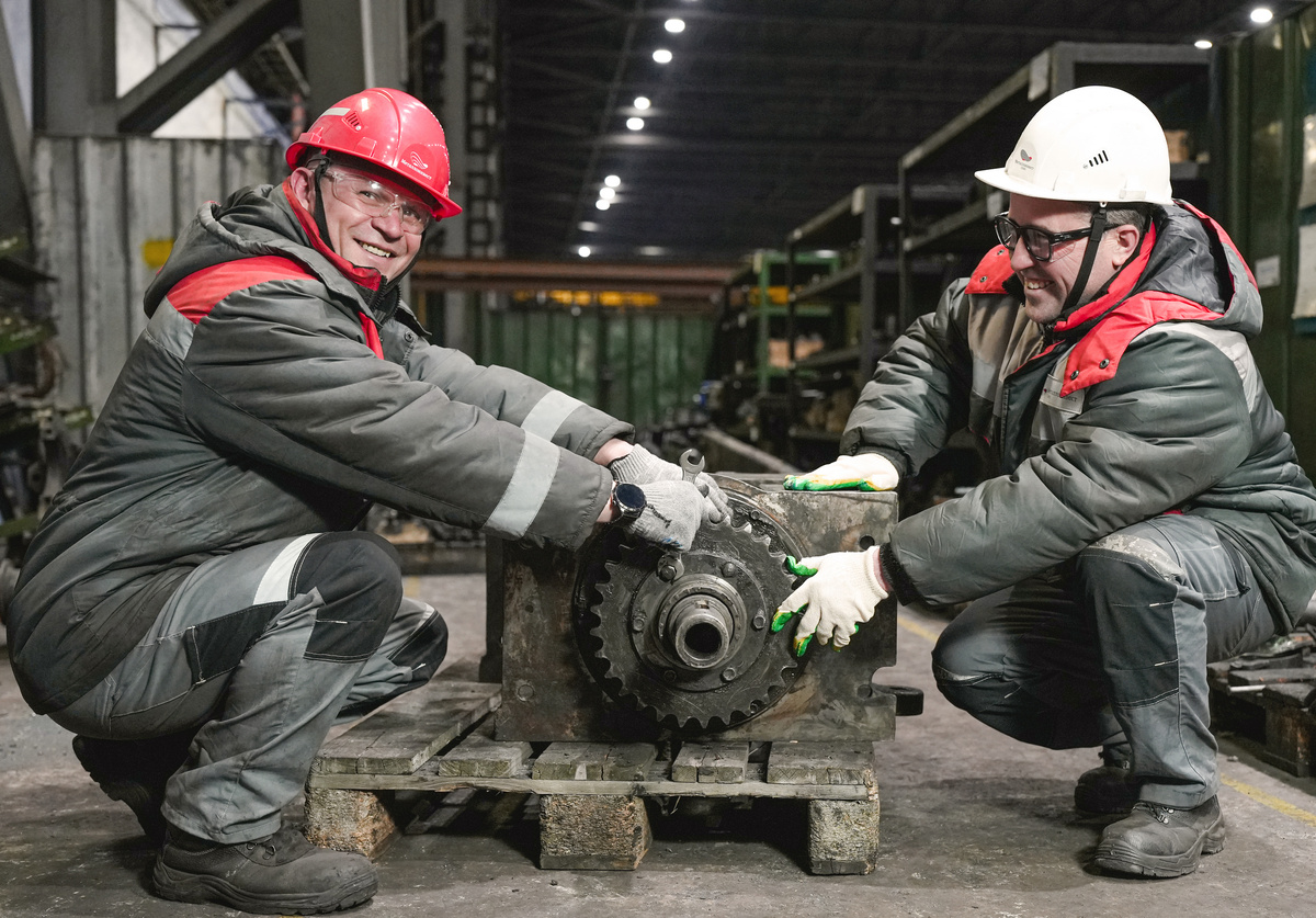 Денис Гарькавенко и Александр Каменев за ремонтом узла скручивания вязальной машины. Фото: Александр Белашов / «Медиацентр»