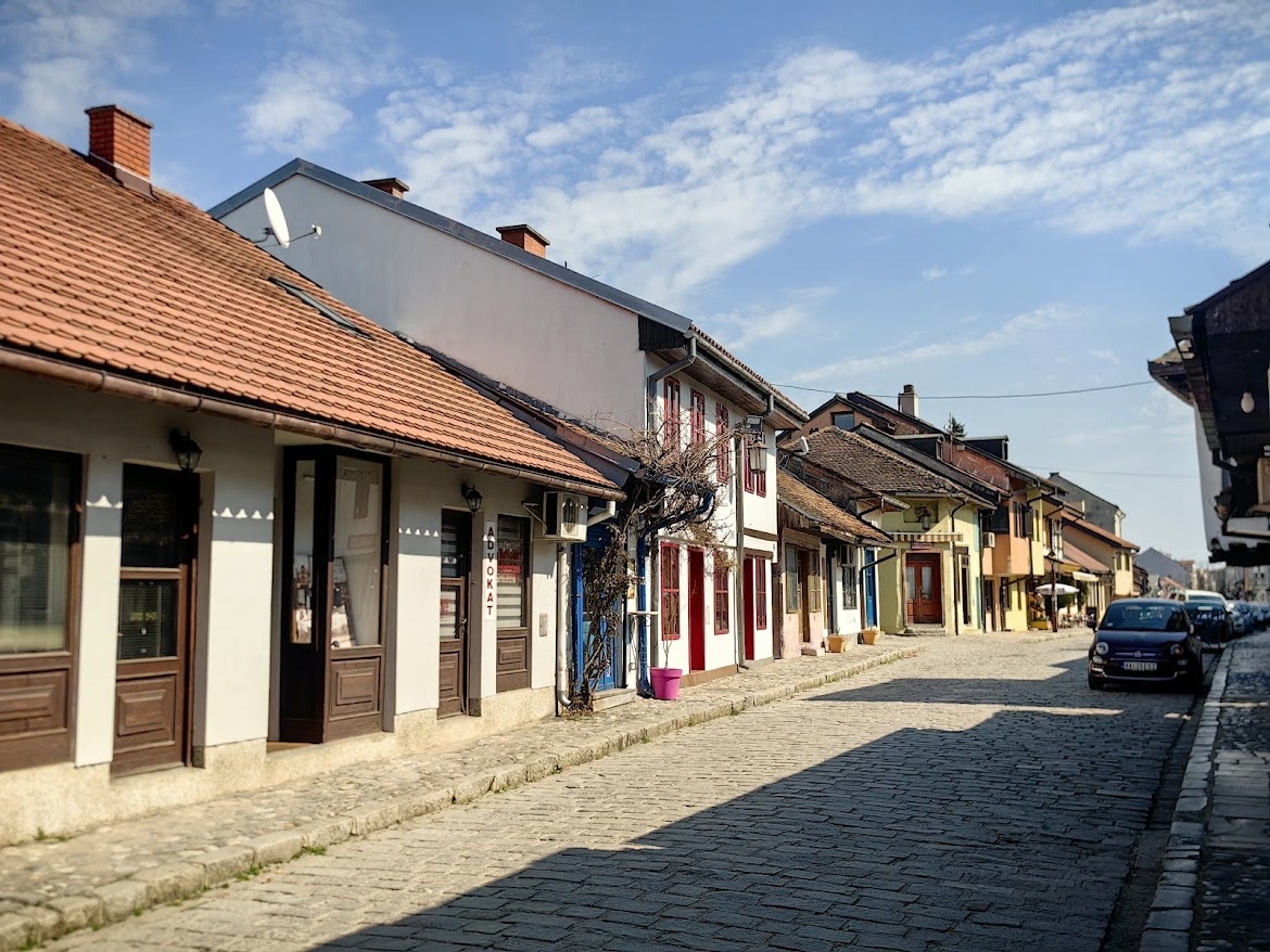 Старый центр Вальево, район Тешняр. Листайте галерею