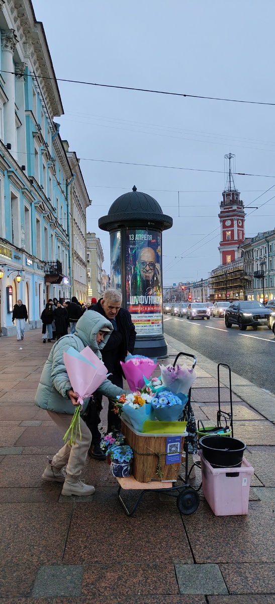 Как же приятно видеть, когда мужчины букеты покупают🙏. Сразу представила, что скоро какая-то женщина получит эти цветы и озарится улыбкой. И поняла что сама улыбаюсь😀. Словно это для меня идёт выбор букета