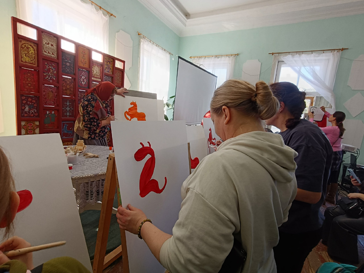 Мастер-класс по рисованию обобщённого образа лошади в северодвинских росписях
провела художник-иллюстратор из Вологды Версанна Добрынинская. Фото: Газета Вологодского округа "Маяк"