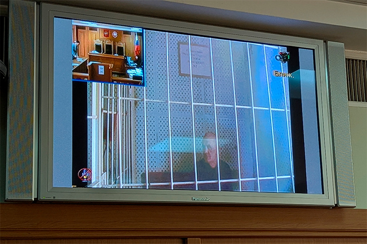    Энгель Фаттахов в зале Верховного суда Татарстана появился по видеосвязи из СИЗО.   
Фото: Анастасия Гусева