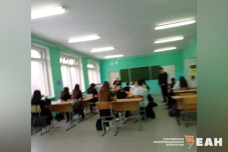    В школьном коридоре устроили обучение