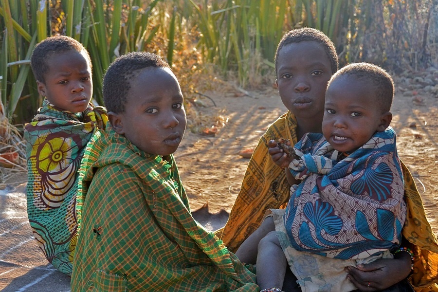 Детишки хадза ждут своих бабушек. Фотография из интернета