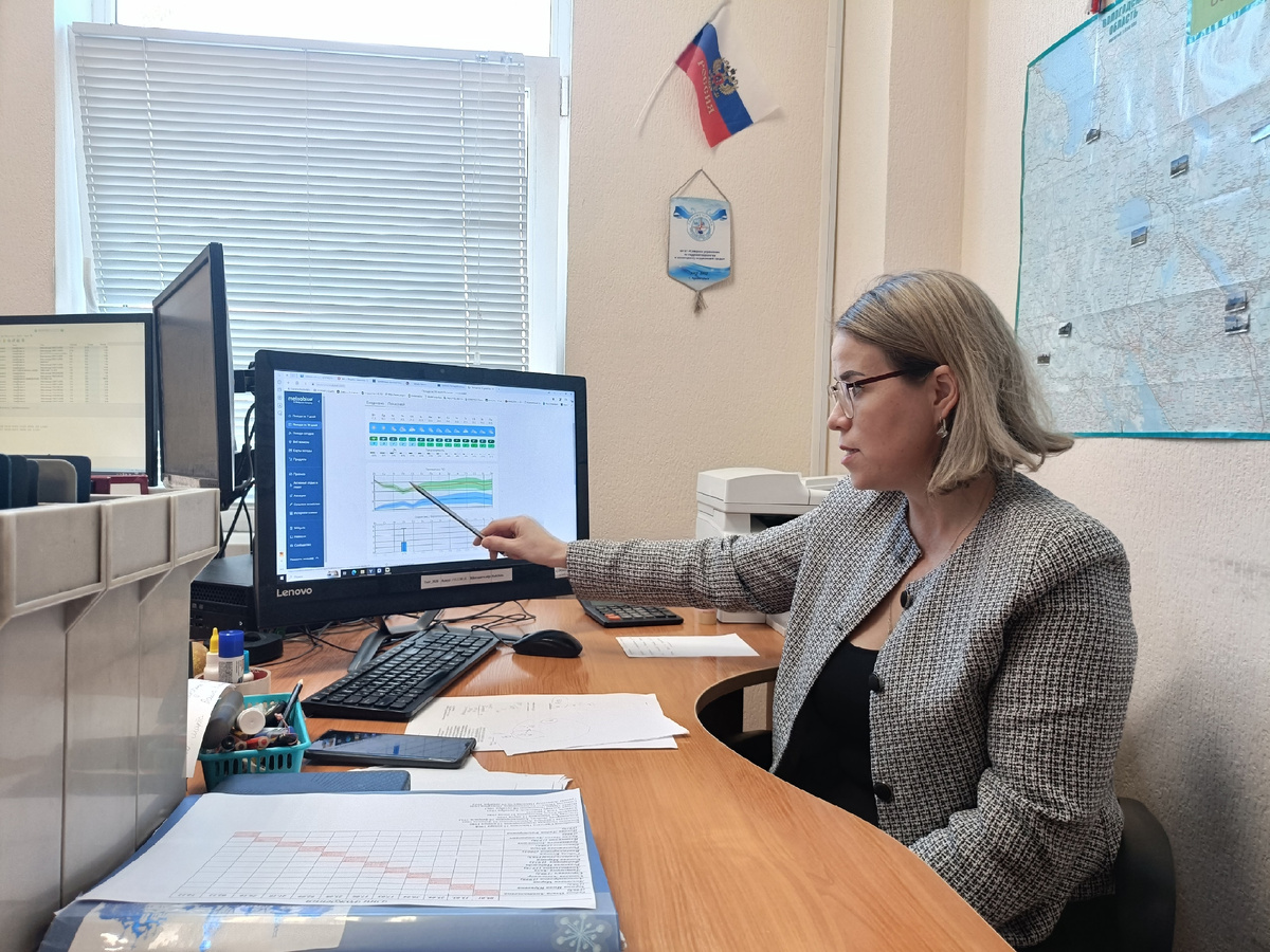Ведущий синоптик Ольга Рыкованова на рабочем месте составляет краткосрочные прогнозы
погоды, опираясь на множество данных. Фото: Газета Вологодского округа "Маяк"