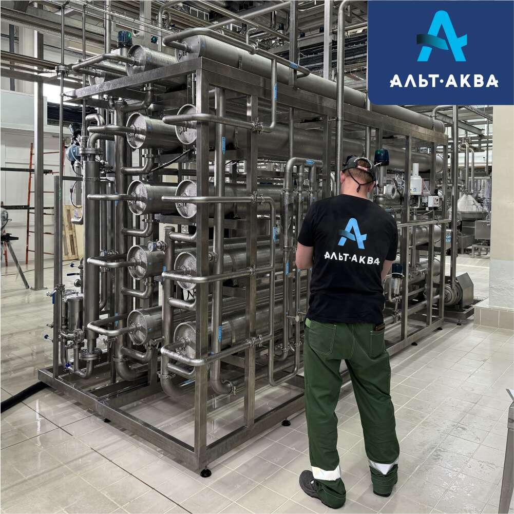 Монтаж сотрудниками НПП "АльтАква" системы концентрирования для завода «Сармич». Работа системы основана на принципе обратноосмотической технологии и предназначена для концентрирования обезжиренного молока до 25-26% сухих веществ.
