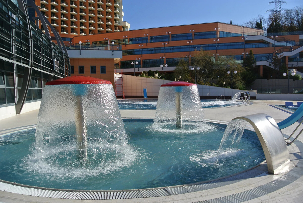 Фестивали и конкурсы для детей в ОК "Дагомыс" от Культурного фонда "Алые Паруса". Открытые и закрытые бассейны.