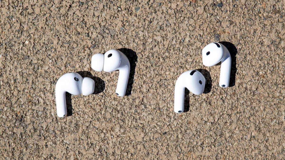    Форм-фактор совершенно разный. Прошки — затычки, а обычные AirPods 4 — вкладыши. Изображение: pcmag.com