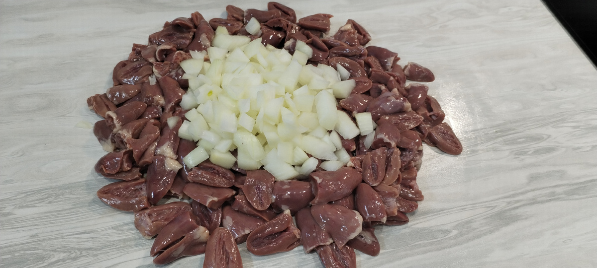 Подготовка — это 80% успеха. Сердечки чищу от трубочек и жилок, лук режу средним кубиком.