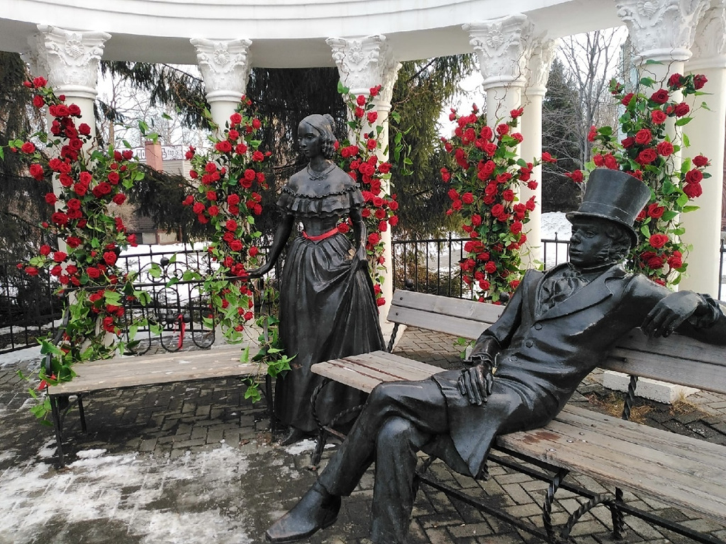 ФОТО СКУЛЬПТУРНАЯ КОМПОЗИЦИЯ ГЕРОЕВ РОМАНА А.С.ПУШКИНА (УВЫ НЕ В САНКТ-ПЕТЕРБУРГЕ)