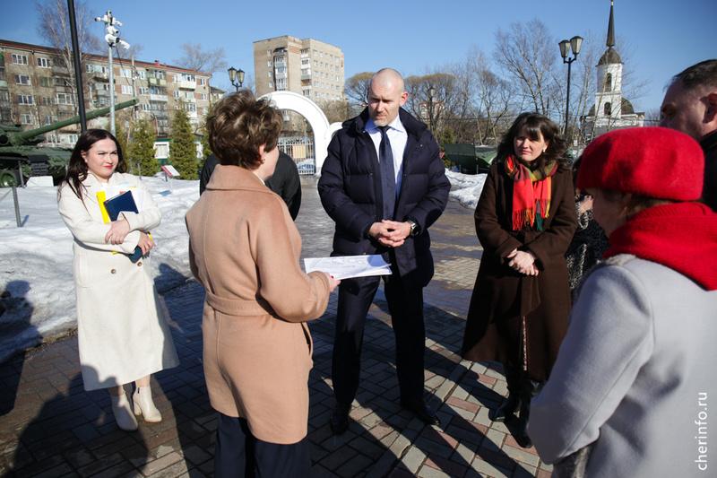    Временно исполняющий полномочия главы Череповца Андрей Накрошаев провел выездное совещание в парке Победы,