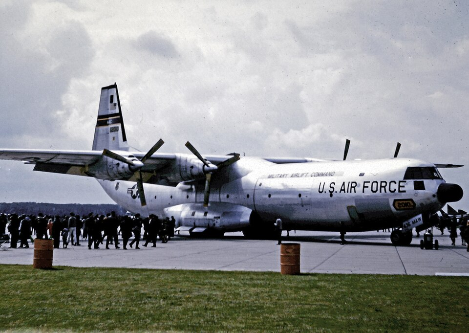 Самолет C-133A 436-й авиакрыловой эскадрильи военно-транспортной авиации на авиабазе.